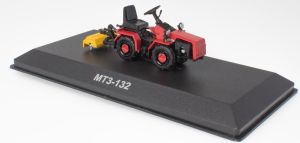 BELARUS MTZ-132 avec outil du sol