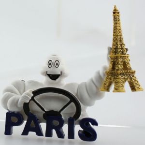 Magnet Bibendum Michelin au volant avec Tour Eiffel dimension 6 x 6 cm
