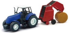 NEW05685B - Tracteur bleu avec presse à balle ronde