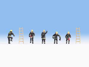 Pompiers avec échelles