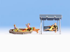 NOC15590 - Famille détente dans le jardin