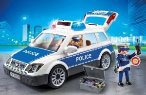 Voiture de policiers avec gyrophare