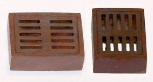 PLSEL032 - 2 grilles d'évacuation d'eau de 1.5 x 1 x 0.4 cm miniatures à assembler et à peindre