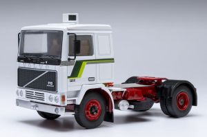 IXOTR228.22 - VOLVO F10 4x2 1983 Blanc et vert