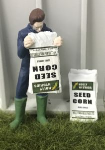 Fermier vidant un sac de semences de maïs