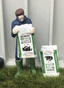 Fermier vidant un sac de nourriture pour chevaux