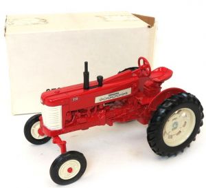 FARMALL 350 Wide Limited Edition Canadian Farm Show 1986