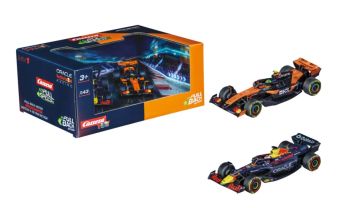 CARRERA15813037 - Pack de 2 voitures - ORACLE Red Bull RB21 # M.VERSTAPPEN / McLAREN MCL39 #4 L.NORRIS
