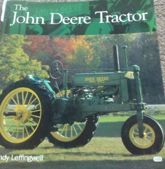 ERT1377 - Livre sur les Tracteurs anciens JOHN DEERE en Anglais