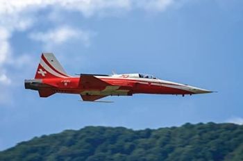 ITA1395 - Avion de chasse F-5E Tiger II Patrouille Suisse 50e Anniversaire à assembler et à peindre
