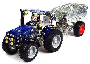 TRO10056 - NEW HOLLAND T4.75 Avec remorque  744 Piéces Ech:1/32