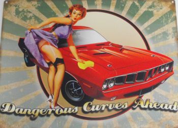 IES17M - Plaque tôlée : Pin-up "Dangerous Curves Ahead"