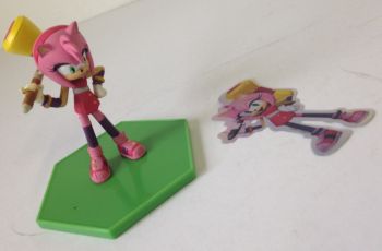 T8902F - Petite figurine de SONIC (avec stickers) - AMY ROSE