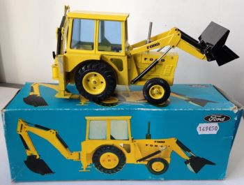 OCNZG130 - Occasion - Tractopelle FORD Ech:1/32 - "Éclats de peinture"-"Boîte abîmée"