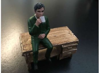 ADF32129 - Personnage assis avec tasse sans l'établi