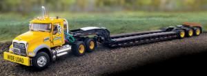 FIGE503135 - MACK Granite MP avec Semi 3 Essieux Porte-engins Couleur KOMATSU