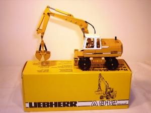 CON2830 - Pelle sur pneus LIEBHERR A912 avec Bec Preneur