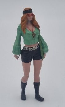 ATLAN32034 - Femme en short et lunettes de soleil