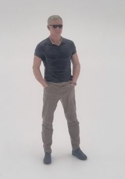 ATLAN32035 - Homme mains dans les poches, tshirt et lunettes de soleil