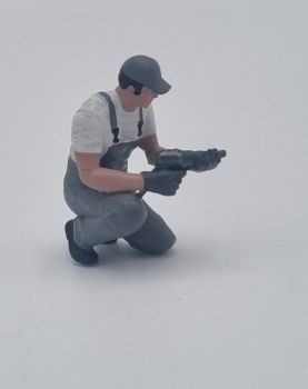 ATLAN32047_GRISC - Mécanicien à genoux avec clé à choc - gris clair