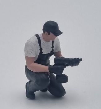 ATLAN32047_GRISF - Mécanicien à genoux avec clé à choc - gris foncé