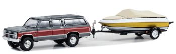 GREEN32290-B - CHEVROLET Suburban K20 Silverado 1987 avec remorque et bateau de la série Hitch & Tow sous blister