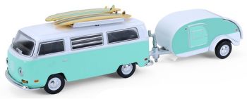 GREEN32330-B - VOLKSWAGEN Type 2 1971 avec planches de surf et Caravane de la série HITCH & TOW sous blister