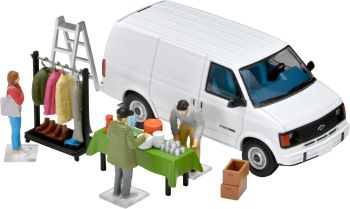 TOM333845 - Marché aux puces avec CHEVROLET Astro Van Blanc et accessoires