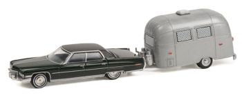 GREEN32240-A - CADILLAC Sedan deville 1972 avec caravane AIRSTREAM Bambi de la série HITCH & TW sous blister