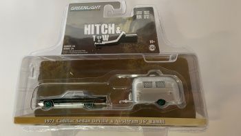 GREEN32240-AVERT - CADILLAC Sedan deville 1972 avec caravane AIRSTREAM Bambi jantes vertes de la série HITCH & TW sous blister