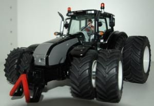 SIK3268AGRITECHNICA - VALTRA T 8 Roues Black Edition avec Chauffeur
