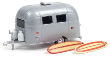 GREEN34110-F - Caravane 1 essieu AIRSTREAM 16' avec surfs de la série HITCHED Homes sous blister