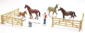 NEW05485C - Lot de 3 Chevaux et 1 Poulain avec Barrières et Accessoires