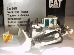 NZG233 - Bull CAT D8N - Argenté