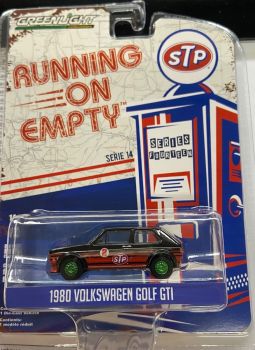 VOLKSWAGEN Golf GTI 1980 avec jantes vertes STP de la série RUNNING ON EMPTY sous blister