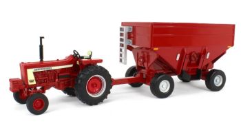 ERT44435 - FARMALL 806 avec remorque wagon