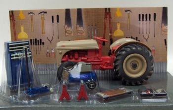 ERT13780 - FORD 8N avec Lot d'outils - 1/16