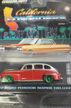 GREEN63050-AVERT - FORD Fordor Super deluxe 1947 rouge avec jantes vertes de la série CALIFORNIA LOWRIDERS sous blister