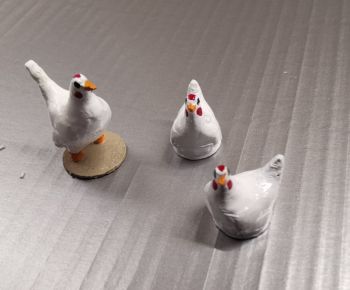 UM204 - Lot de 2 poules et 1 poulet