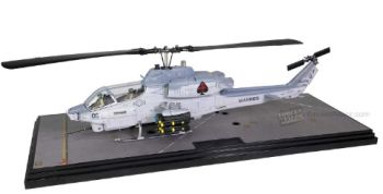 FOV820004A1 - BELL AH-1W Whiskey Cobra U.S. Marine des États-Unis  Corps Hélicoptère d'attaque – Escadron 267 – Vol final de l'AH-1W – Camp Pendleton – 23 Mars 2012