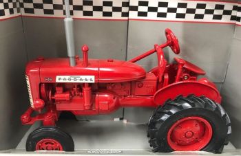 ERT254TA - MC CORMICK Farmall 130 Lafayette show 1993