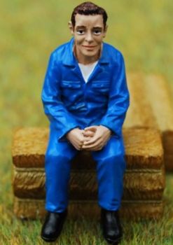 ADF32100 - Personnage assis en blouse bleue