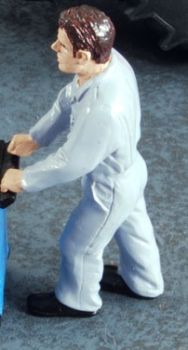 ADF32101 - Mécanicien en blouse grise