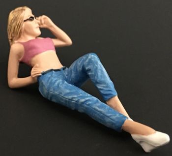 ADF32109 - Femme allongée