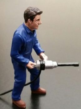 ADF32113 - Mécanicien avec clé à choc pneumatique