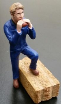 ADF32120 - Personnage debout avec sandwich