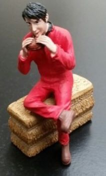 ADF32128 - Homme mangeant assis