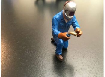 ADF32127 - Personnage soudeur