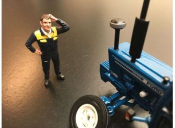 ADF32134 - Personnage en cotte New Holland