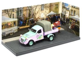 ATL2428027 - CITROEN 2CV pick-up AKS400 La brocante de Marieke et Colin de la série les petits utilitaires des artisans et commerçants